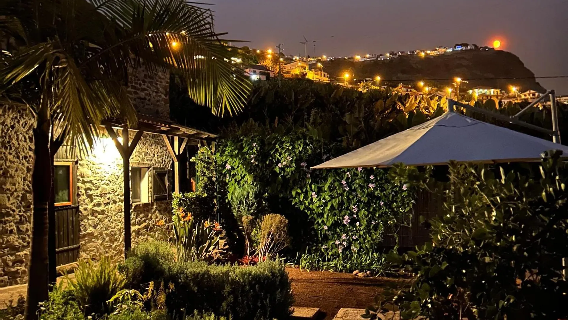 Dom wakacyjny As Casinhas Da Madeira - Cosy Stone Cottage In A Subtropical Garden Arco da Calheta  Portugalia